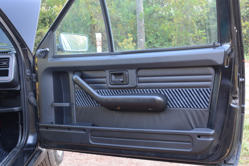 Illustration for article titled This 90's Citroen has a genius quirk and/or feature!